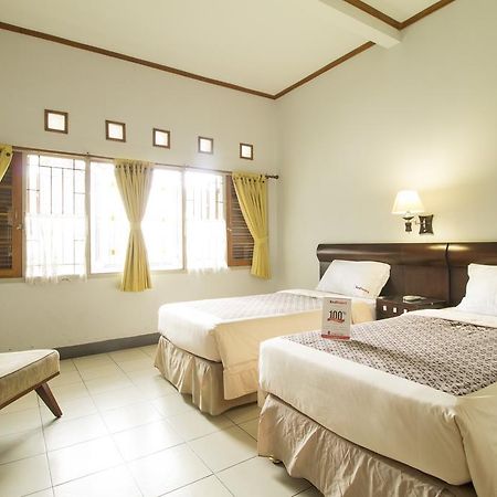 Hotel Reddoorz @ Setrasari Bandung Zimmer foto