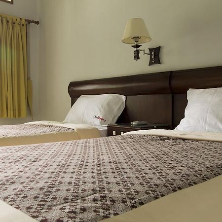 Hotel Reddoorz @ Setrasari Bandung Zimmer foto