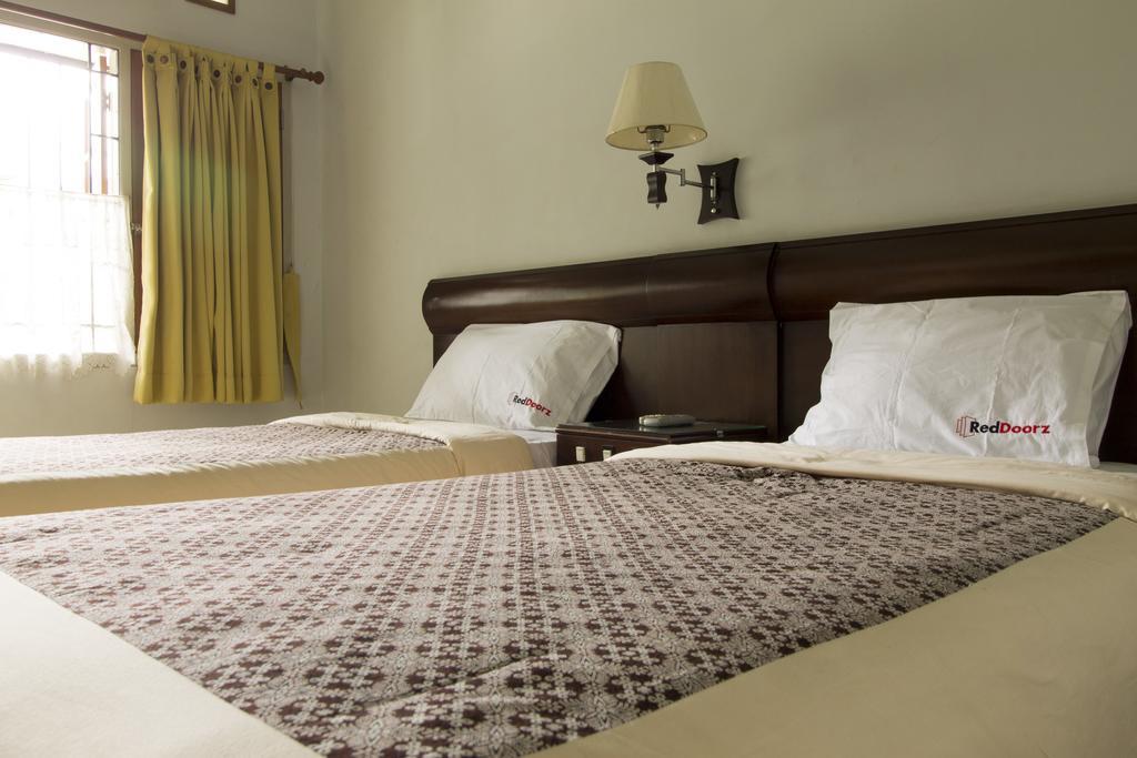 Hotel Reddoorz @ Setrasari Bandung Zimmer foto