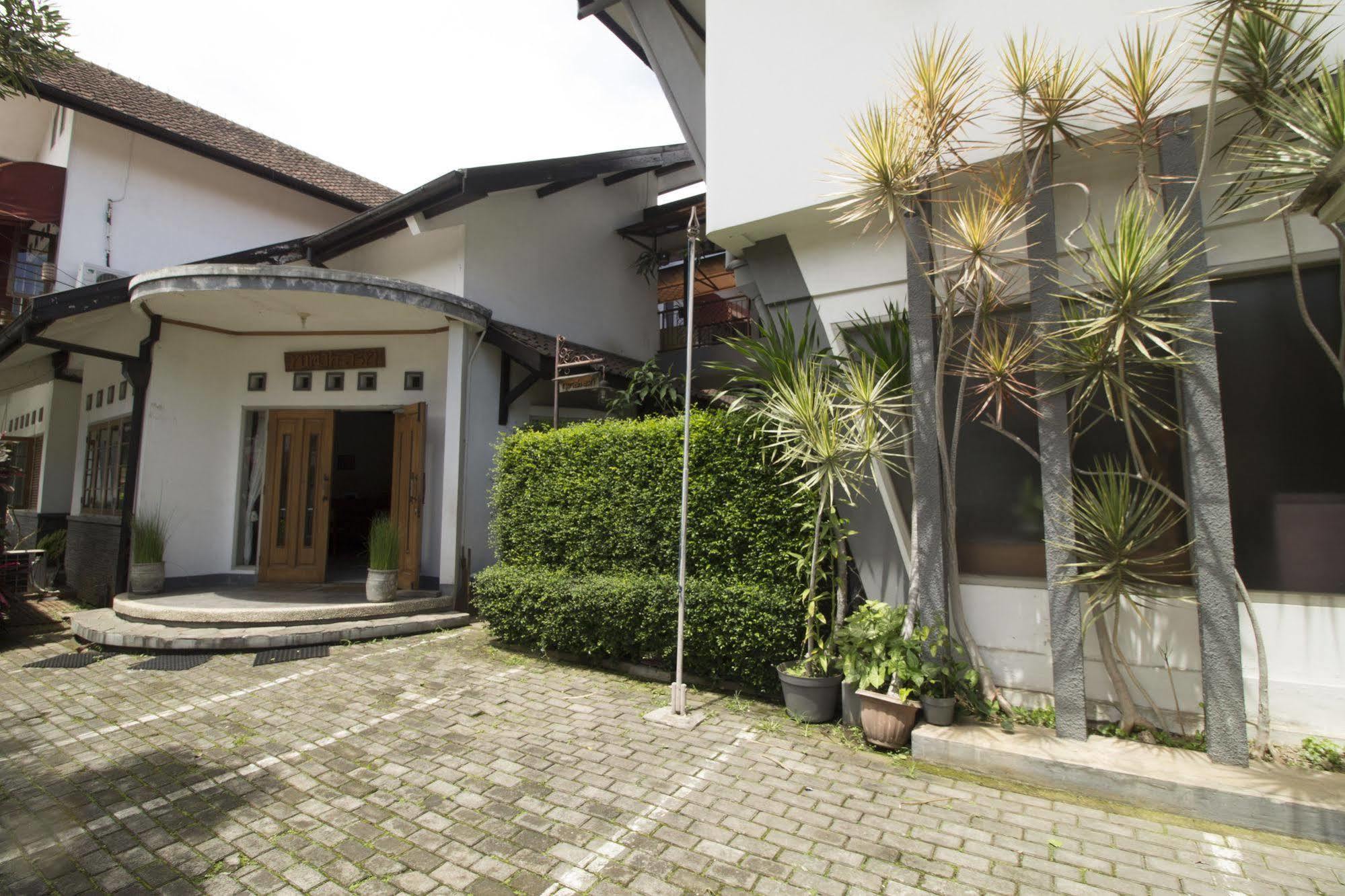 Hotel Reddoorz @ Setrasari Bandung Exterior foto