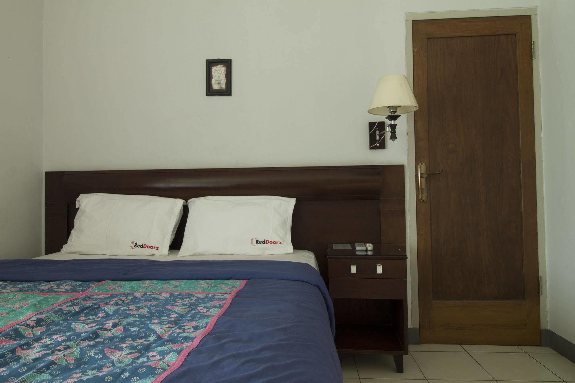 Hotel Reddoorz @ Setrasari Bandung Exterior foto