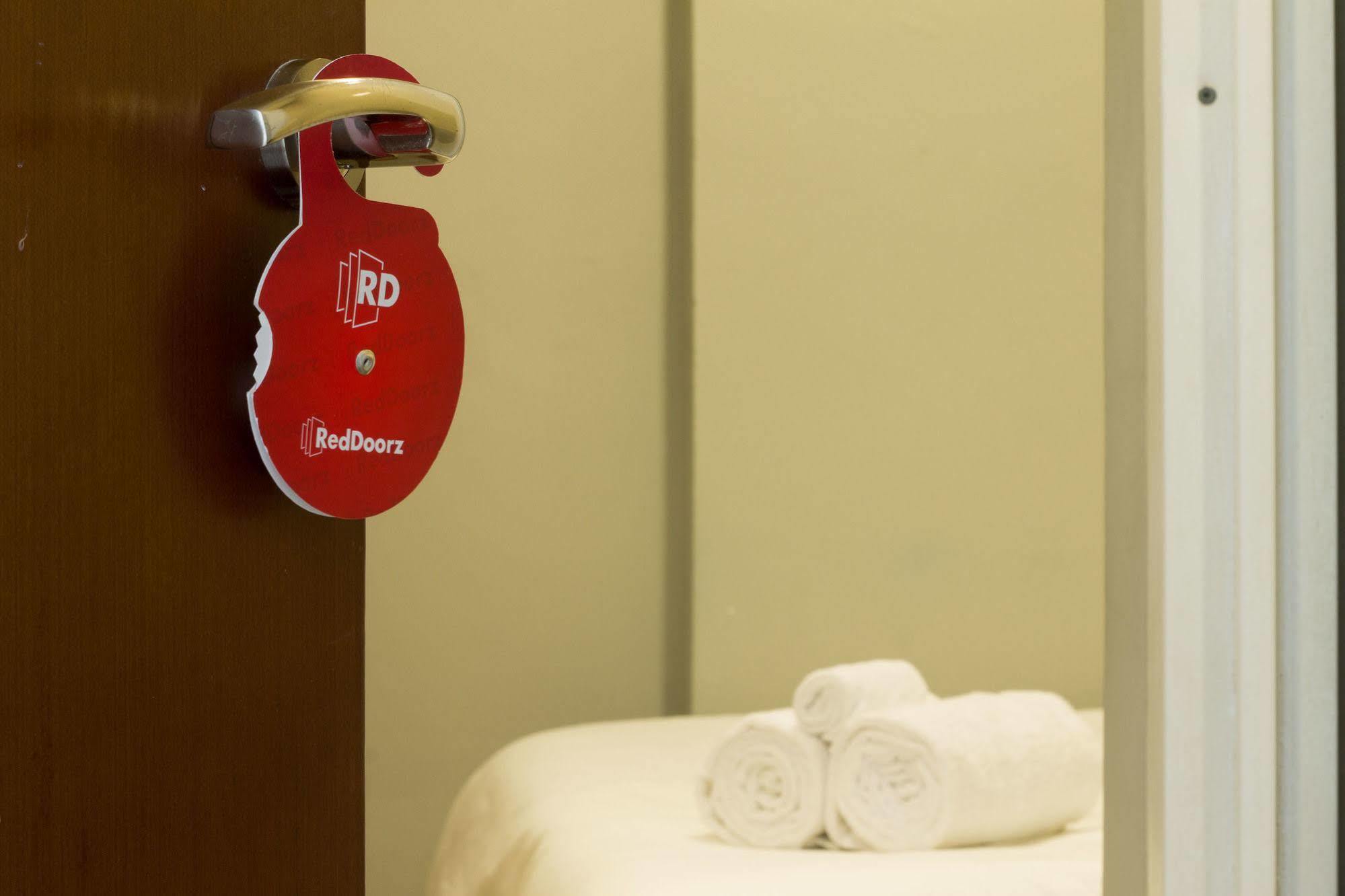 Hotel Reddoorz @ Setrasari Bandung Exterior foto