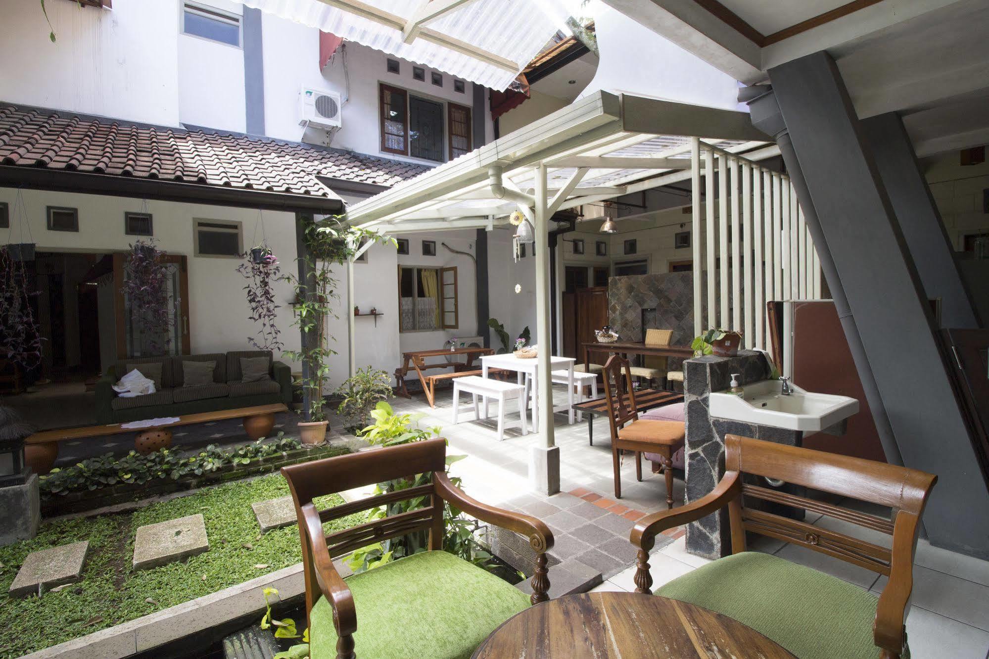 Hotel Reddoorz @ Setrasari Bandung Exterior foto